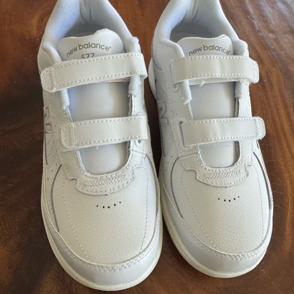 New Balance Womens Velcro White Sneakers 7 1/2 Wide - Picture 1 of 6